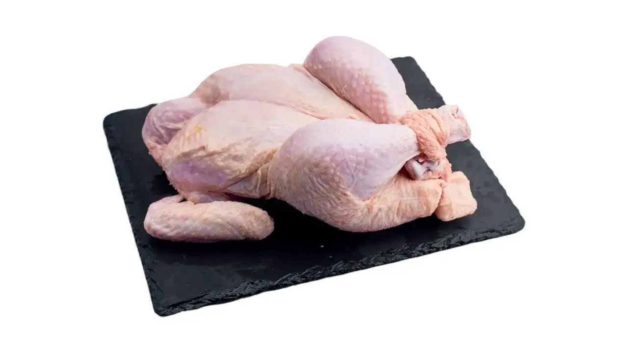 Cały kurczak: Ceny od 12 do 50 zł/kg. Jak wybrać najlepiej?