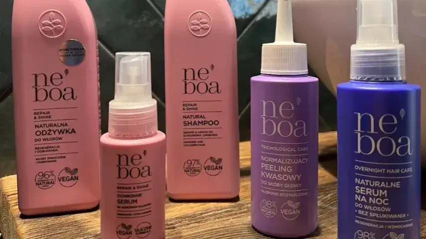 Jak używać serum do włosów, aby uniknąć zniszczeń i uzyskać blask