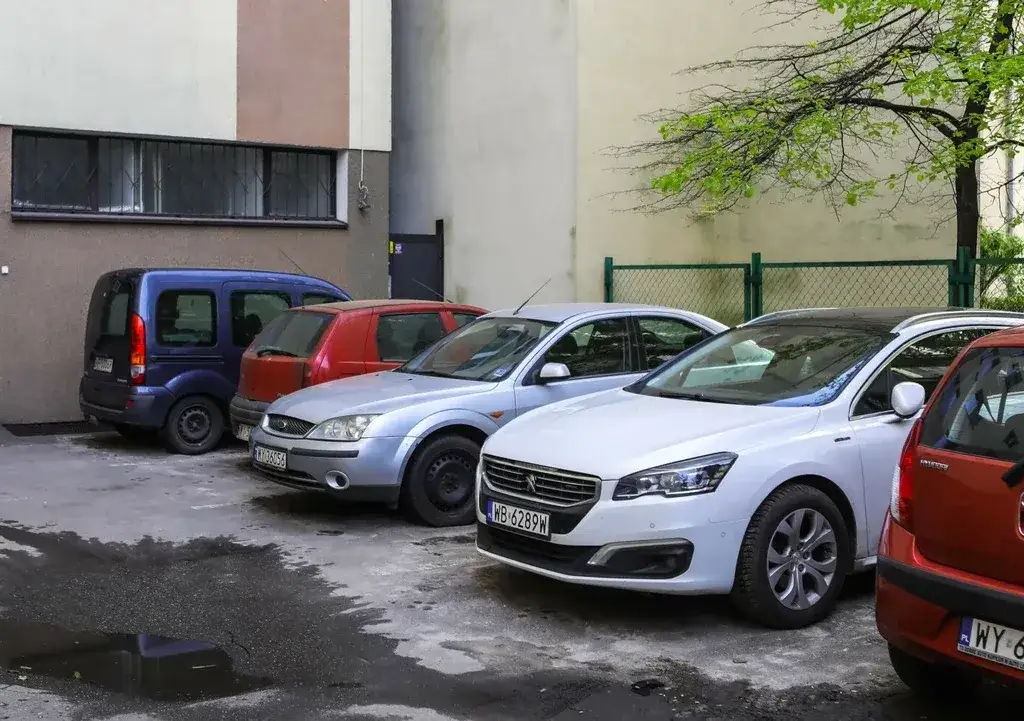 Czy można parkować tyłem do budynku? Zobacz, co musisz wiedzieć