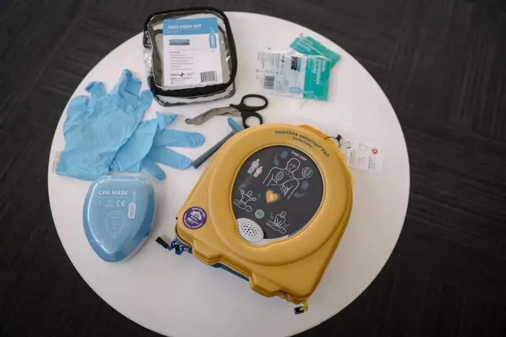 Ile woltów ma defibrylator? Moc w dżulach ratuje życie