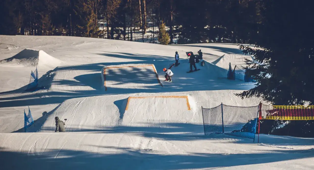 Najlepsze snowparki w Polsce: Gdzie jeździć na nartach i snowboardzie?