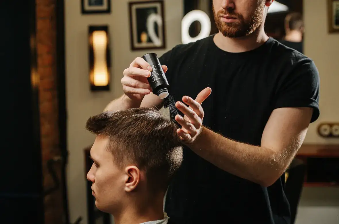 Jak działa puder do włosów i jak go używać, by uniknąć błędów stylizacji