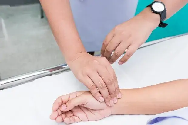 Niski puls (bradykardia): kiedy jest groźny? Objawy i przyczyny