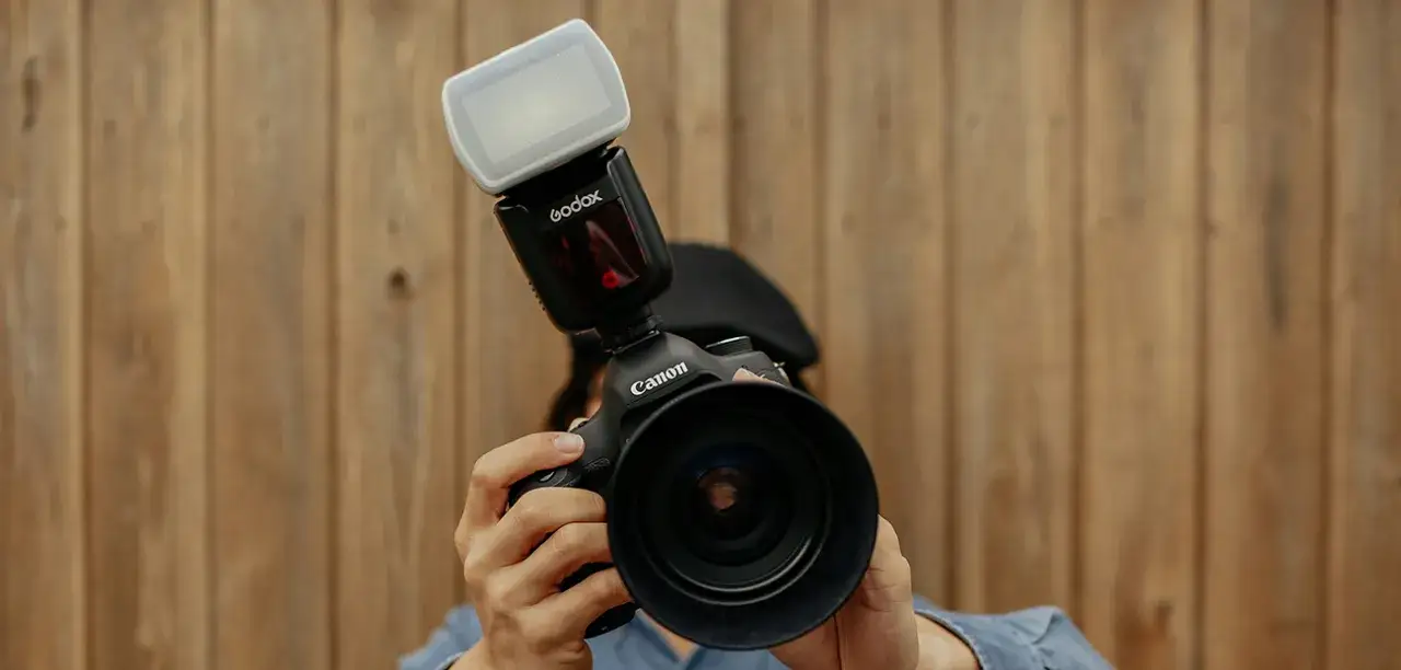 Jak robić zdjęcia z lampą błyskową, aby uniknąć prześwietlenia i uzyskać lepsze efekty