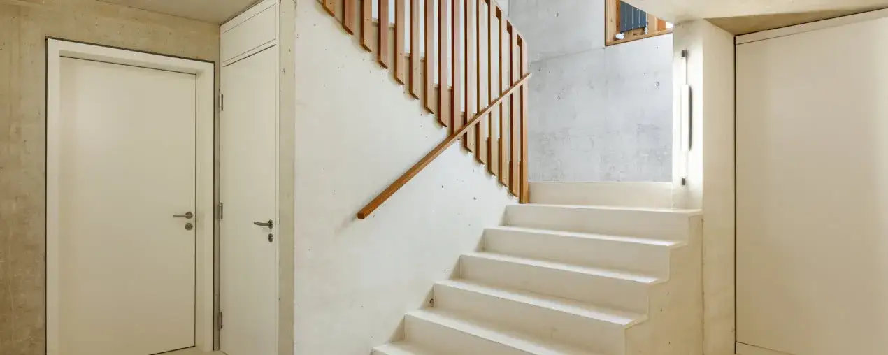 Jakie schody wewnętrzne wybrać, aby uniknąć kosztownych błędów?