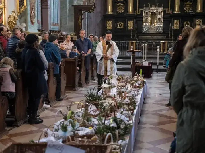 Jaka modlitwa przy święceniu pokarmów? Odkryj jej znaczenie i tradycje