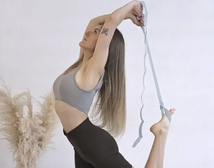 Jak prawidłowo używać paska do jogi: techniki i porady dla początkujących