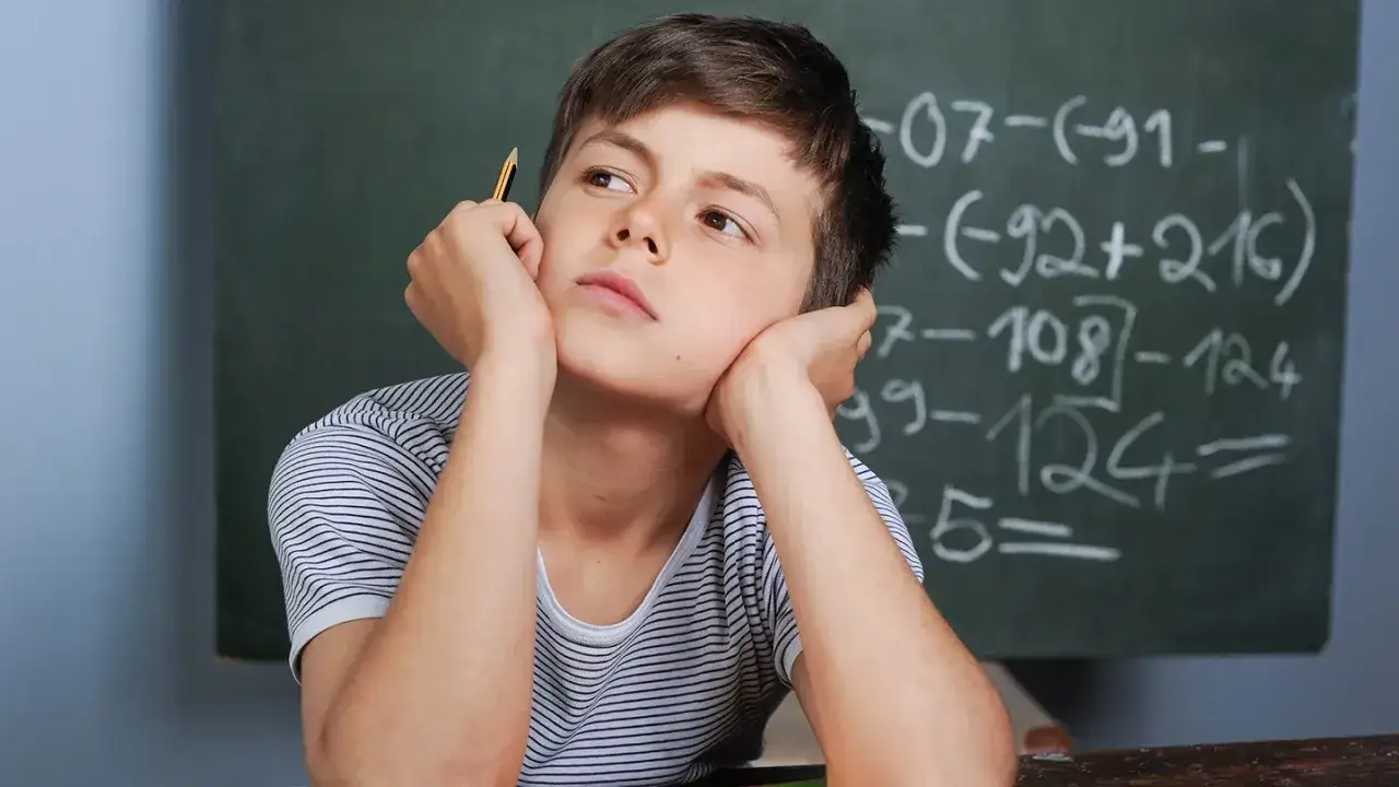 Czy szkoła w chmurze to dobry wybór? Zalety i wady edukacji online