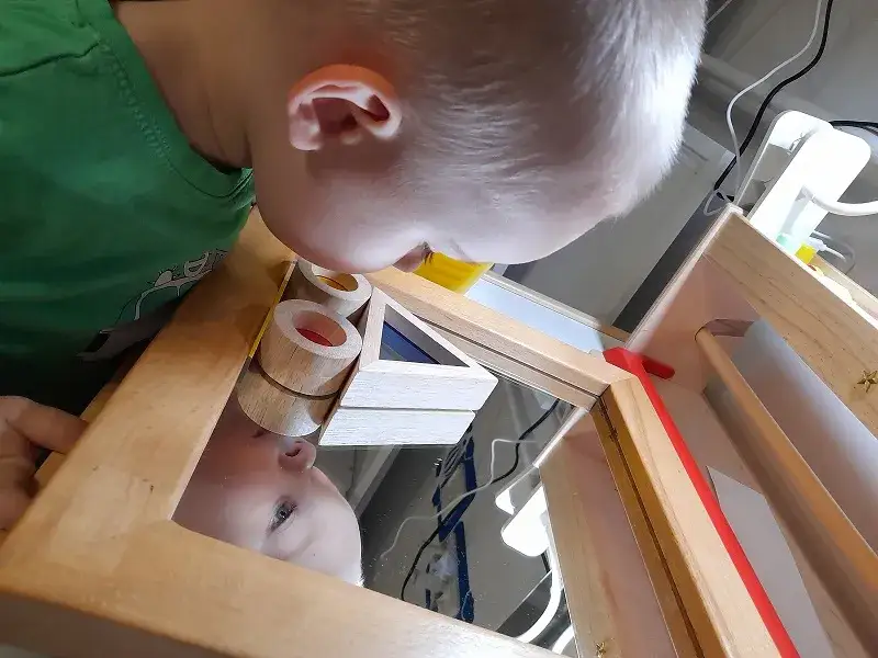 Dlaczego dziecko nie powinno patrzeć w lustro? Odkryj mity i zagrożenia