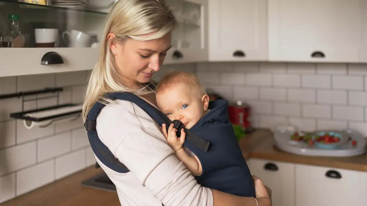 Jakie nosidełko dla niemowlaka wybierać, by uniknąć błędów fizjoterapeutów