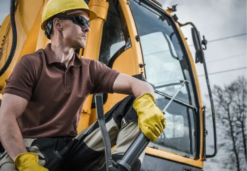 Ile zarabia operator koparki? Sprawdź stawki, czynniki i jak więcej.