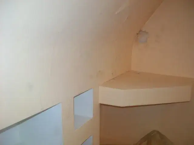 Jak skutecznie pomalować ściany z wilgocią i uniknąć problemów