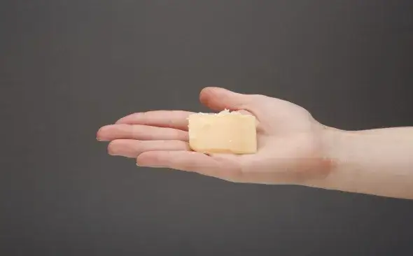 Ile kcal ma ser żółty? Sprawdź kalorie i wybierz zdrowo