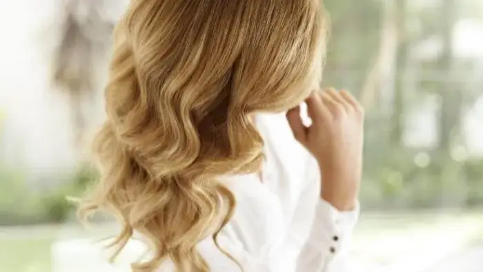 Czy prostownica można kręcić włosy? Oto skuteczne techniki i porady