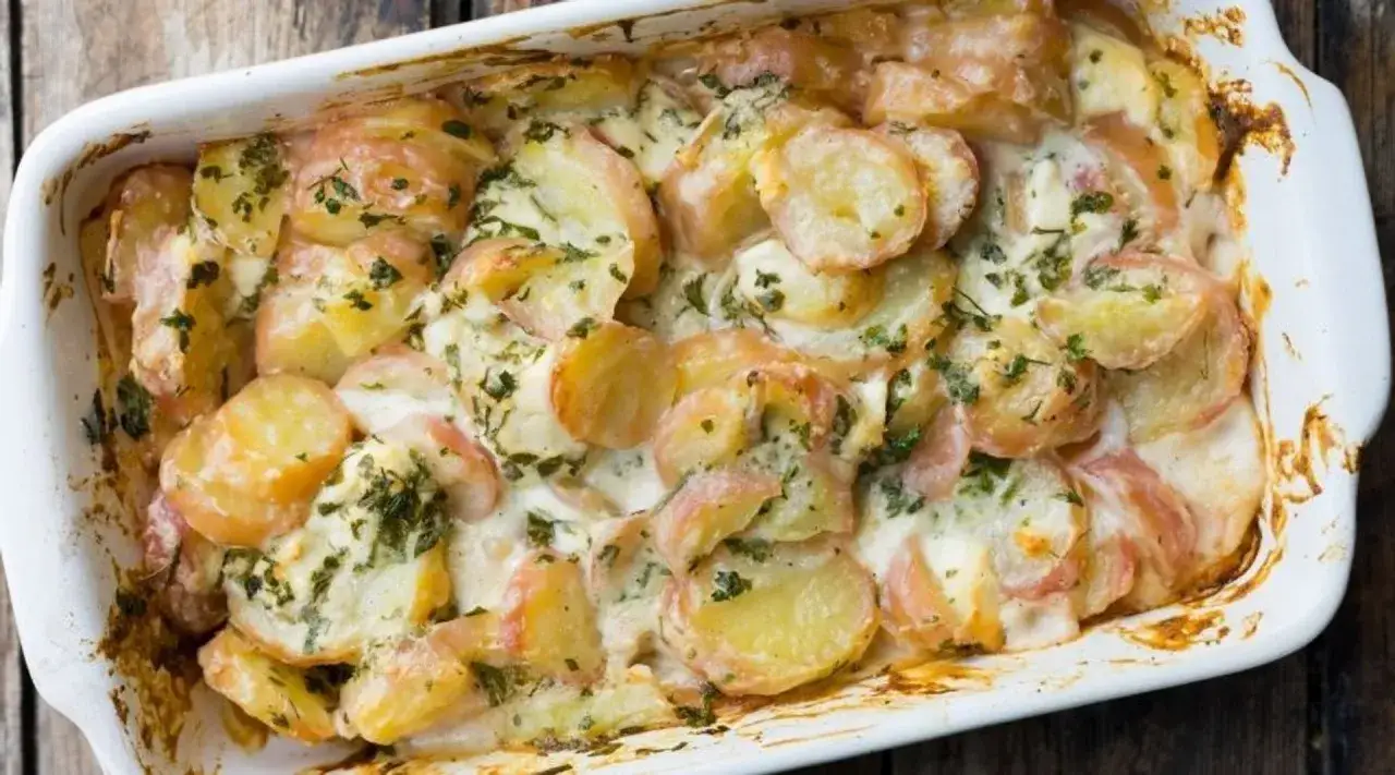 Zapiekanka ziemniaczana z szynką i serem: Przepis, który zawsze się udaje!
