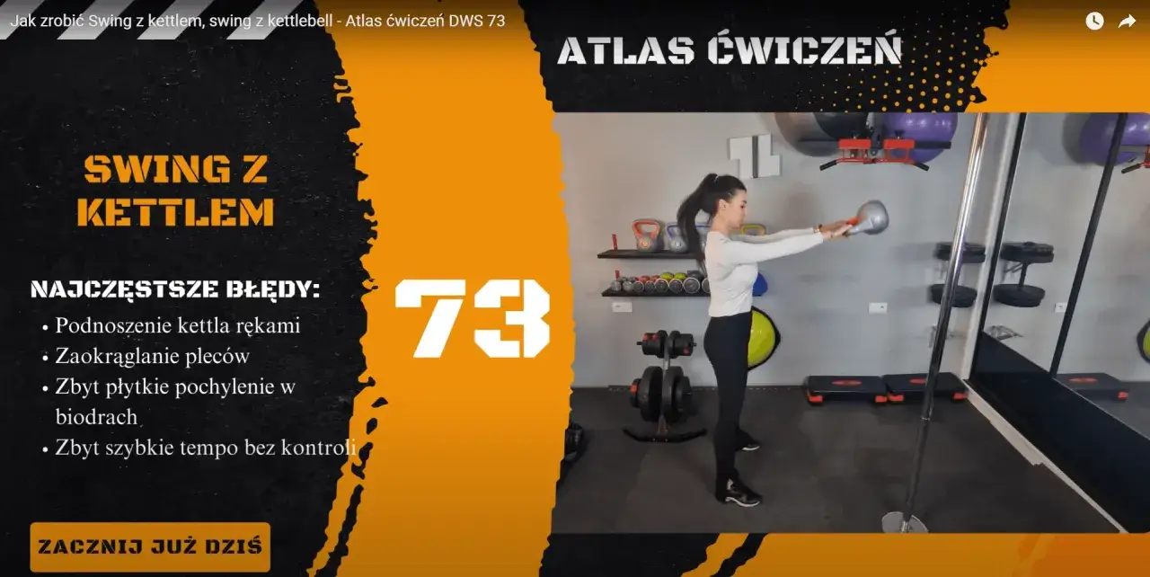 Kobieta wykonuje swing z kettlem, ćwiczenie numer 73 z Atlasu Ćwiczeń. Na ekranie widać też listę najczęstszych błędów.