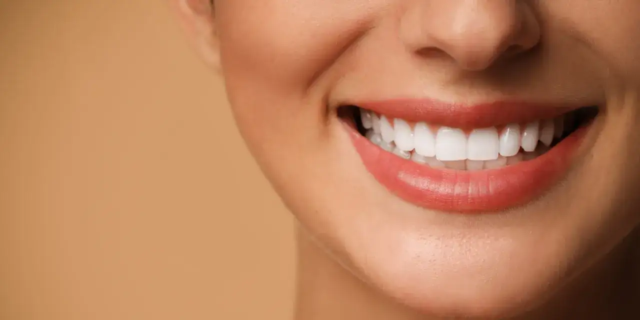 Co wzmacnia zęby i dziąsła? Oto skuteczne produkty i porady