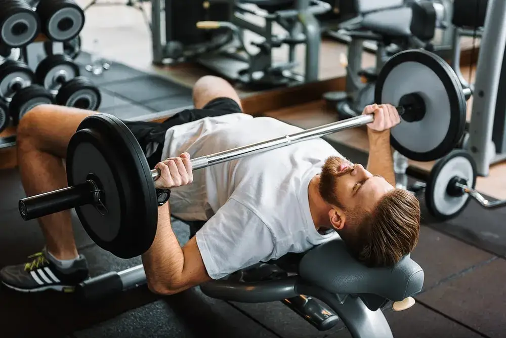 Trening siłowy w domu z ławeczką: Zbuduj siłę i rzeźbę!