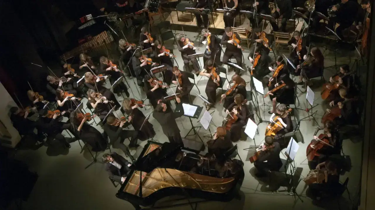 Muzyka z filmu Niewierna: emocjonalne utwory, które poruszają serce