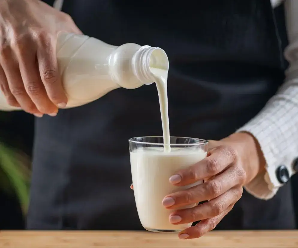 Codzienne picie kefiru: Korzyści dla jelit, odporności i wagi