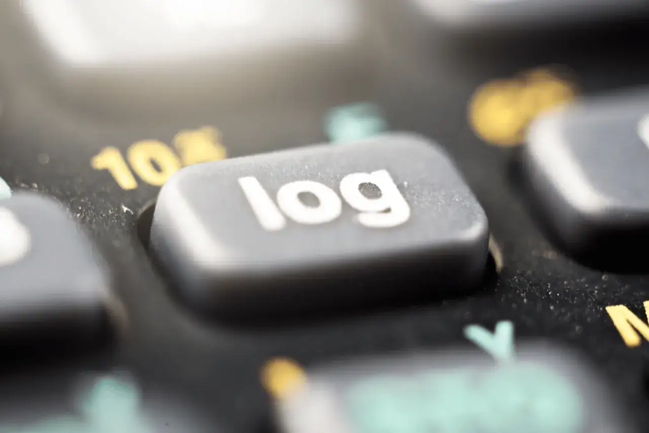 Zbliżenie na klawisz "log" na klawiaturze kalkulatora.