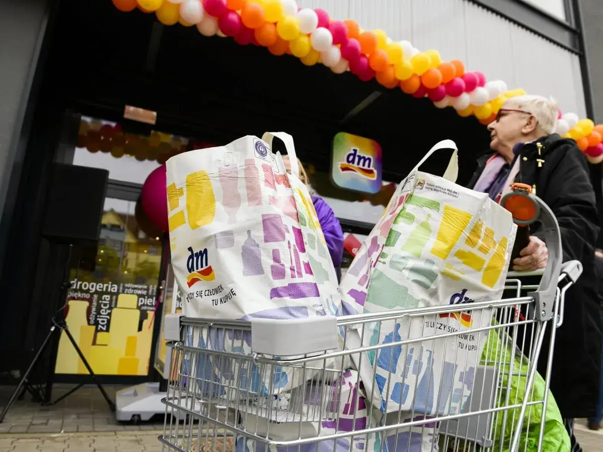 Wózek pełen toreb z drogerii dm. Warto kupić w Niemczech kosmetyki i inne produkty.