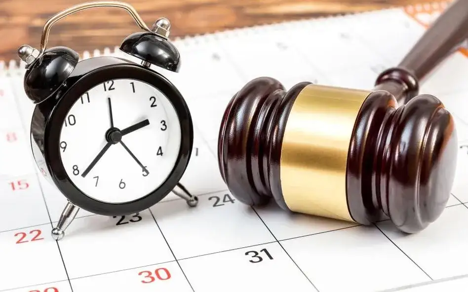 Czy sąd bada przedawnienie z urzędu? Poznaj ważne wyjątki i zasady