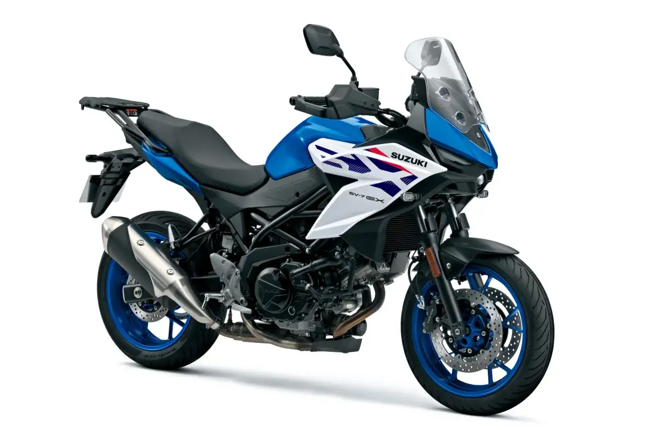Niebiesko-biały, ekonomiczny motocykl turystyczny Suzuki SV-650X z kufrem na bagaż, gotowy na długie trasy.