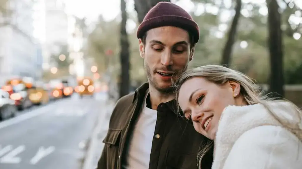 Uczucie platoniczne: Czy przyjaźń może przerodzić się w miłość?