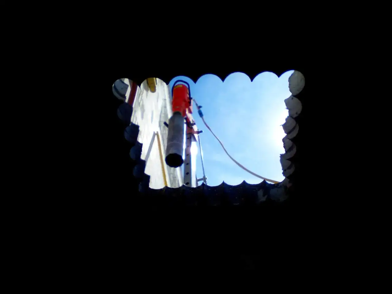 Jak wyciąć otwór w stropie na schody bez ryzyka uszkodzeń?