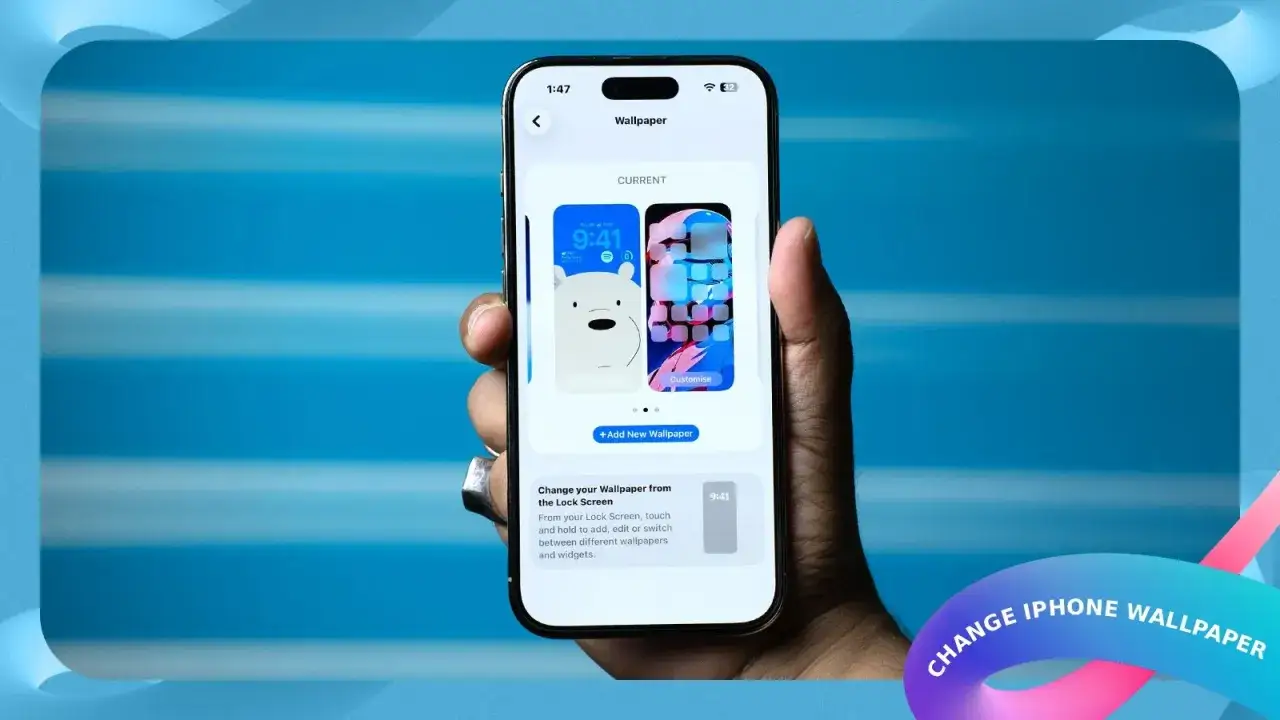 Jak zmienić tło w telefonie? Na ekranie iPhone'a widać opcje personalizacji tapety, w tym zdjęcie misia i kolorowe ikony.