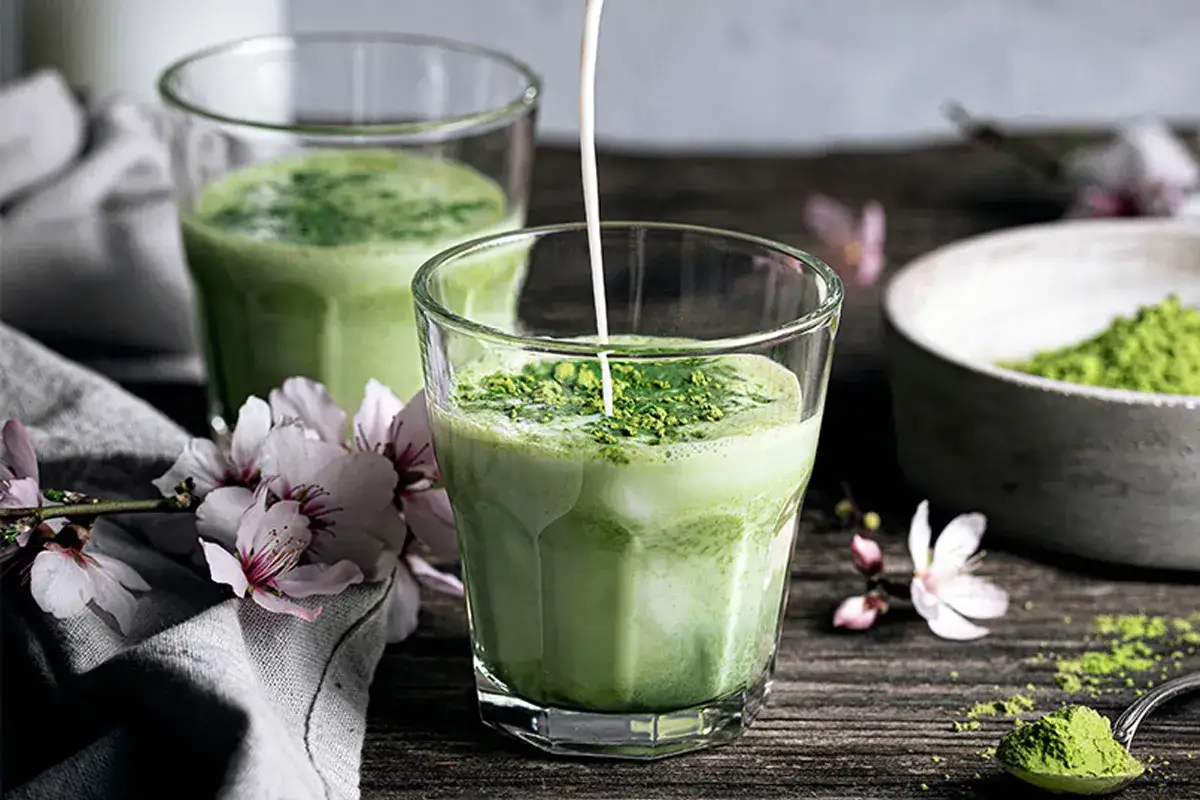 Matcha: na co pomaga? Przewodnik po zdrowiu, kuchni i urodzie.