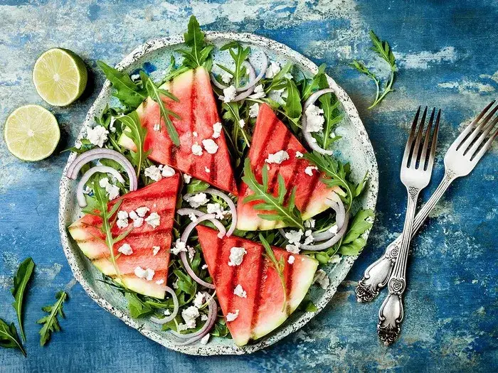 Jakie sałatki do szaszłyków? Odkryj najlepsze przepisy na lato