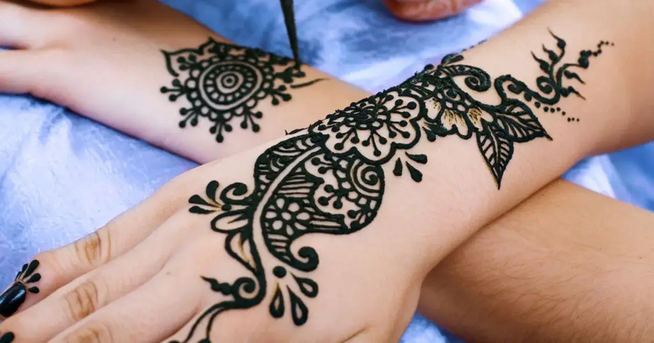 Bezpieczny tatuaż z henny: Jak uniknąć czarnej henny i poparzeń?