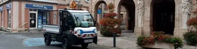 Samochód który zbiera elektrośmieci z osiedla - jak skorzystać z usługi