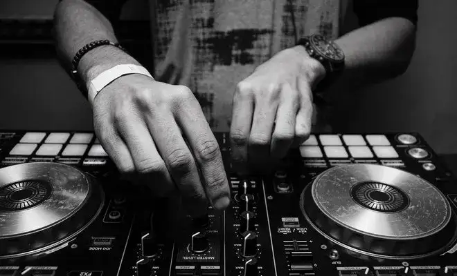 Jak zostać DJ-em w klubie: kluczowe kroki do sukcesu i rozwoju