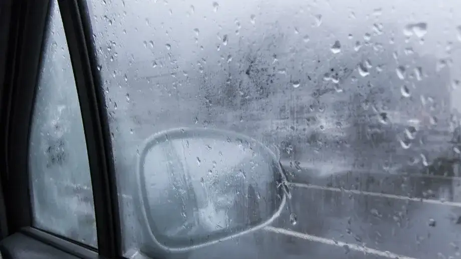 Jak osuszyć samochód z wilgoci i uniknąć kosztownych napraw