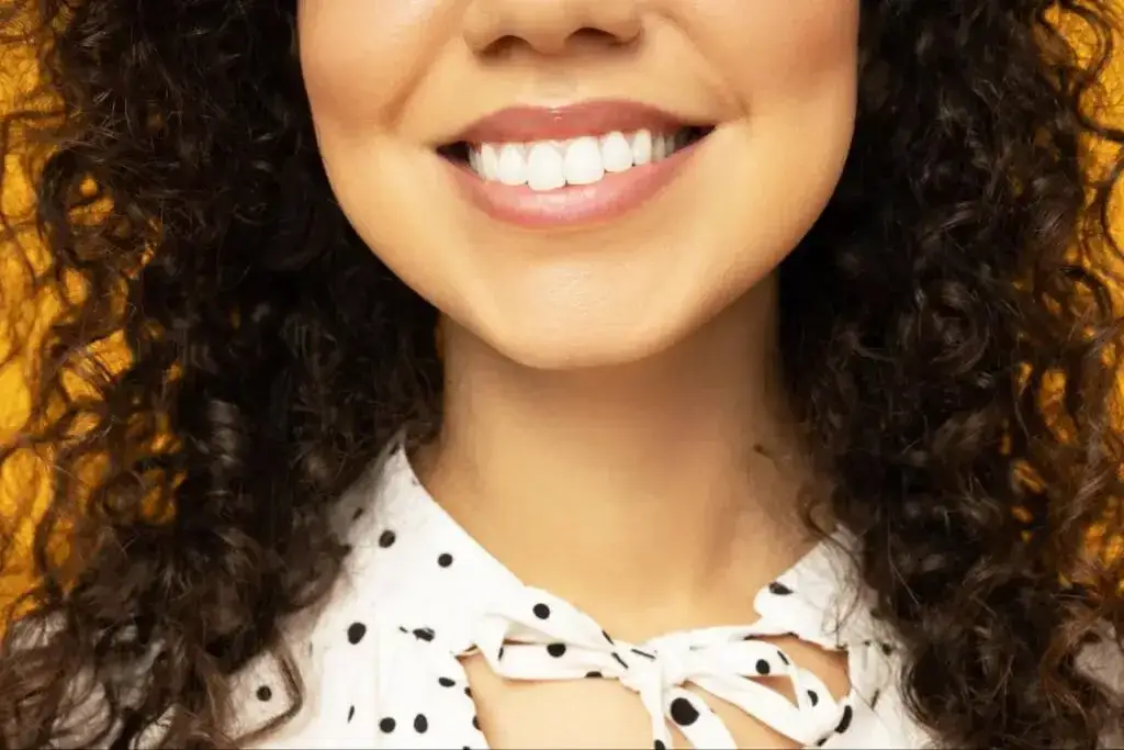 Lakierowanie zębów co to? Korzyści, przeciwwskazania i koszty zabiegu