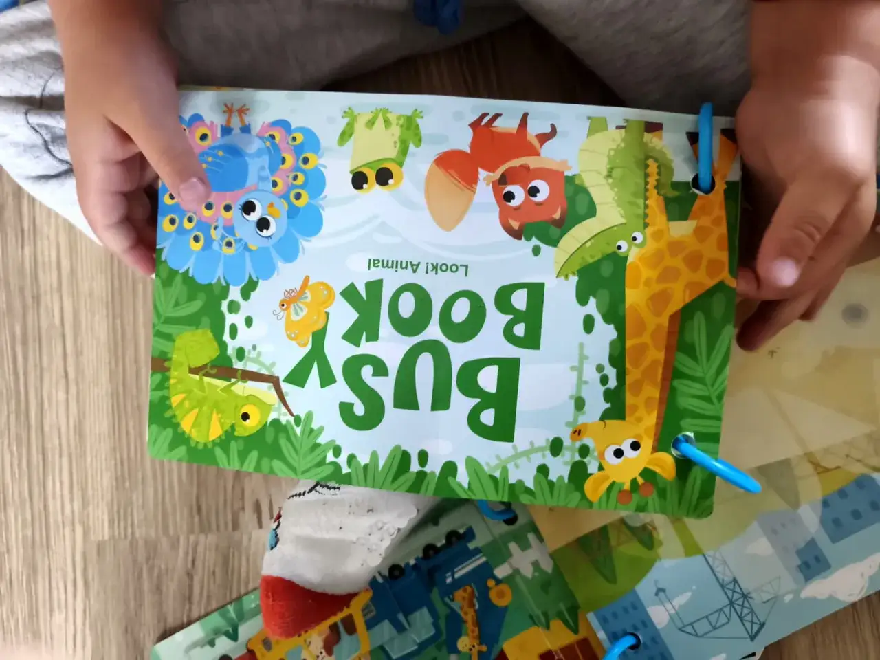 Książeczka sensoryczna z rzepami: jak wybrać najlepszą dla dziecka?