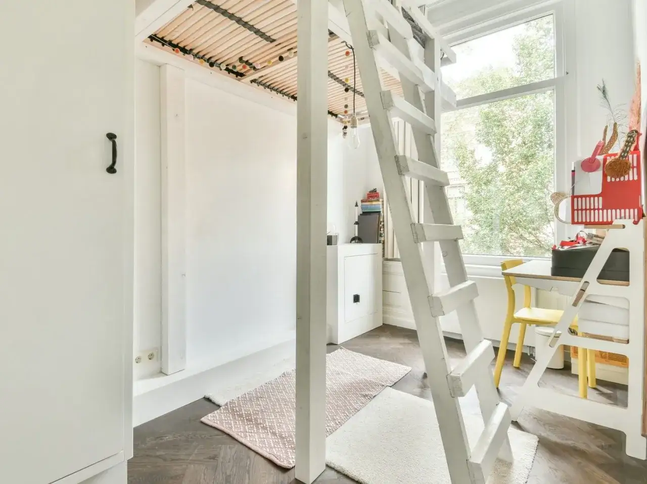 Jak podzielić pokój dziecięcy z jednym oknem? Sprytne pomysły!