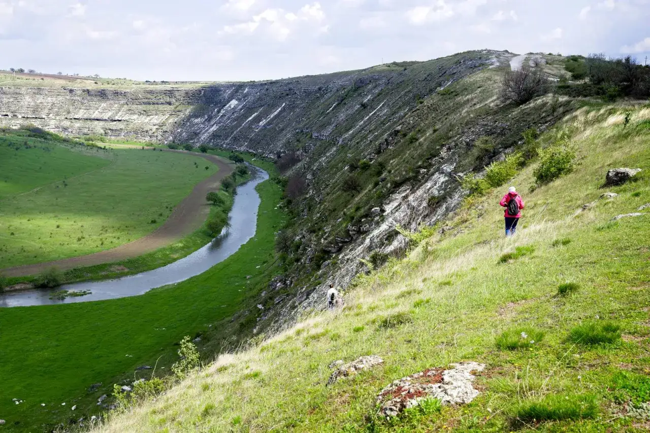 Malowniczy krajobraz Mołdawii z rzeką i wzgórzami. Ceny wycieczek mogą być zaskakująco niskie.