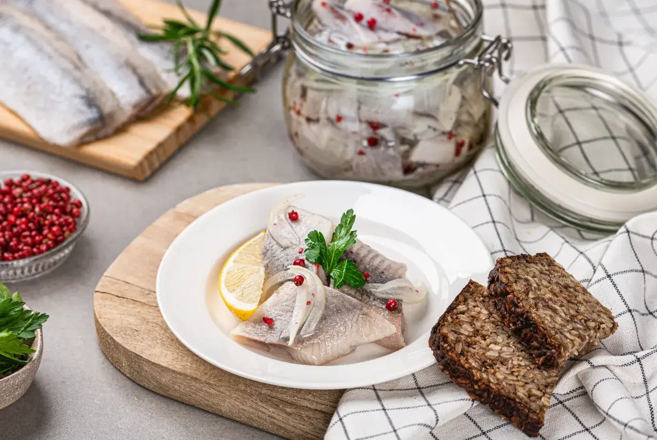 Jak wymoczyć śledzie do sałatki? Koniec z przesolonym smakiem!