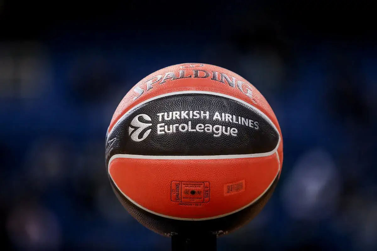 Balón de baloncesto oficial de la Turkish Airlines EuroLeague, listo para la acción.