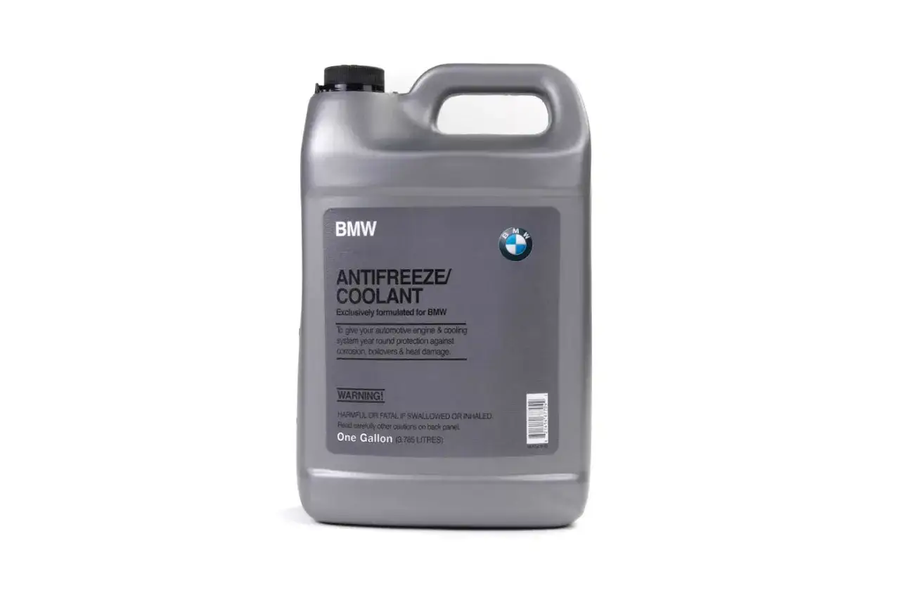 Szary kanister z płynem chłodniczym BMW z etykietą "ANTIFREEZE/COOLANT".
