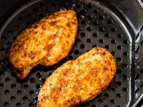 Ile piec pierś z kurczaka w kawałkach, aby uniknąć przesuszenia?