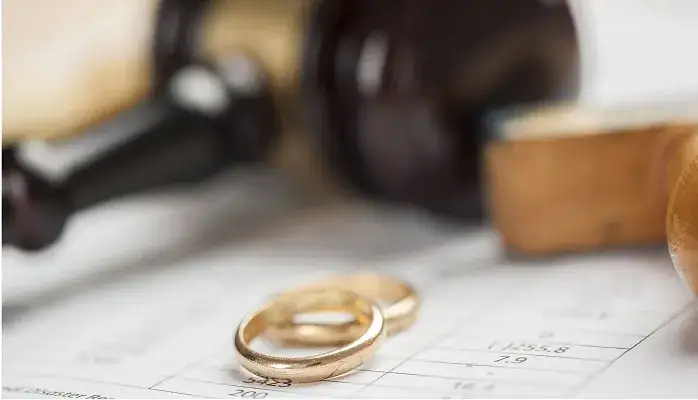 Czy sąd wysyła wyrok rozwodowy? Sprawdź, co musisz wiedzieć