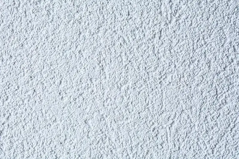 Usuwanie tynku mineralnego: Poradnik DIY krok po kroku. Czy to dla Ciebie?