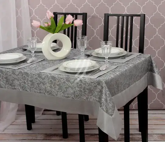 Jaki obrus na stół do salonu, aby stylowo i funkcjonalnie urządzić wnętrze?