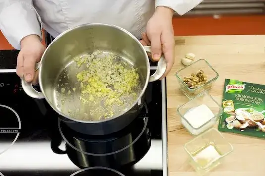 Ile gotować zupę grzybową, aby była idealnie smaczna i aromatyczna