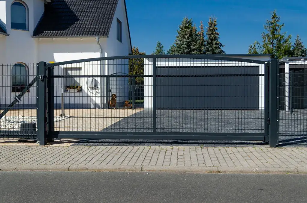 Jaka brama do ogrodzenia panelowego - wybierz najlepszą opcję dla siebie
